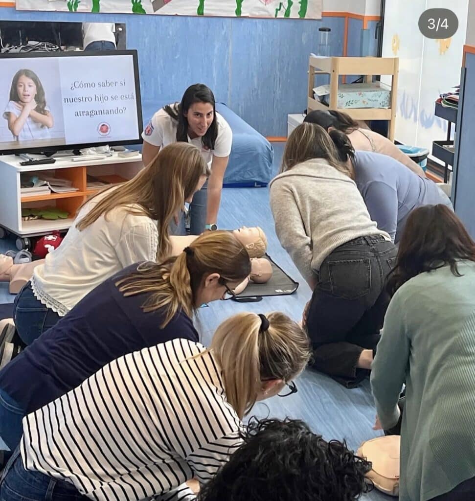 Familias aprendiendo primeros auxilios pediátricos en curso presencial en Madrid
