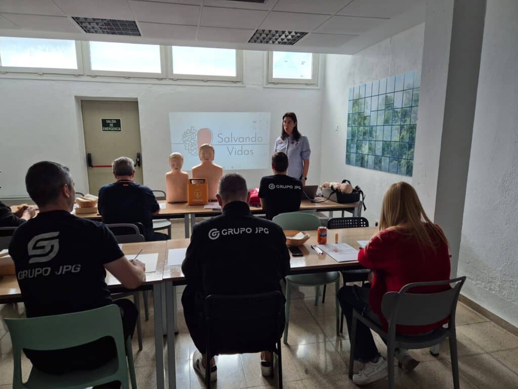 Curso de primeros auxilios en empresa con prácticas de RCP y uso de desfibrilador para empleados