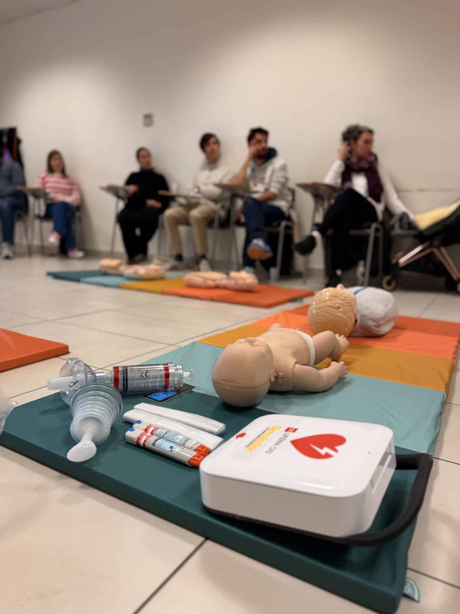 Participantes practicando RCP con maniquíes