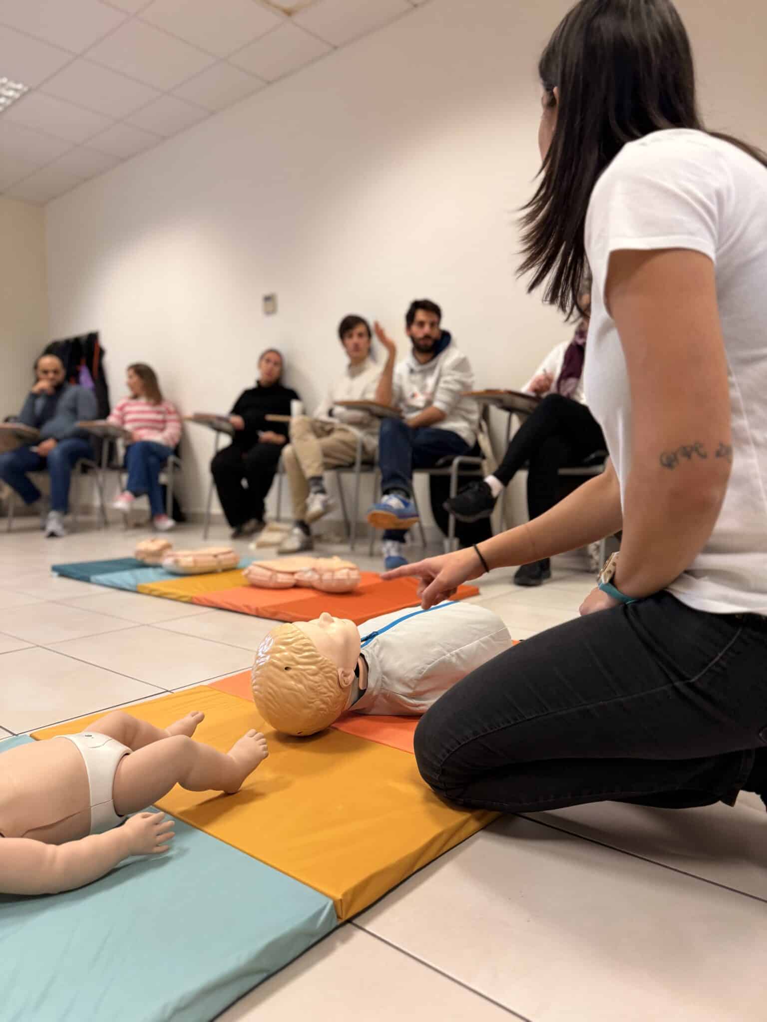 Participantes en una formación práctica de primeros auxilios