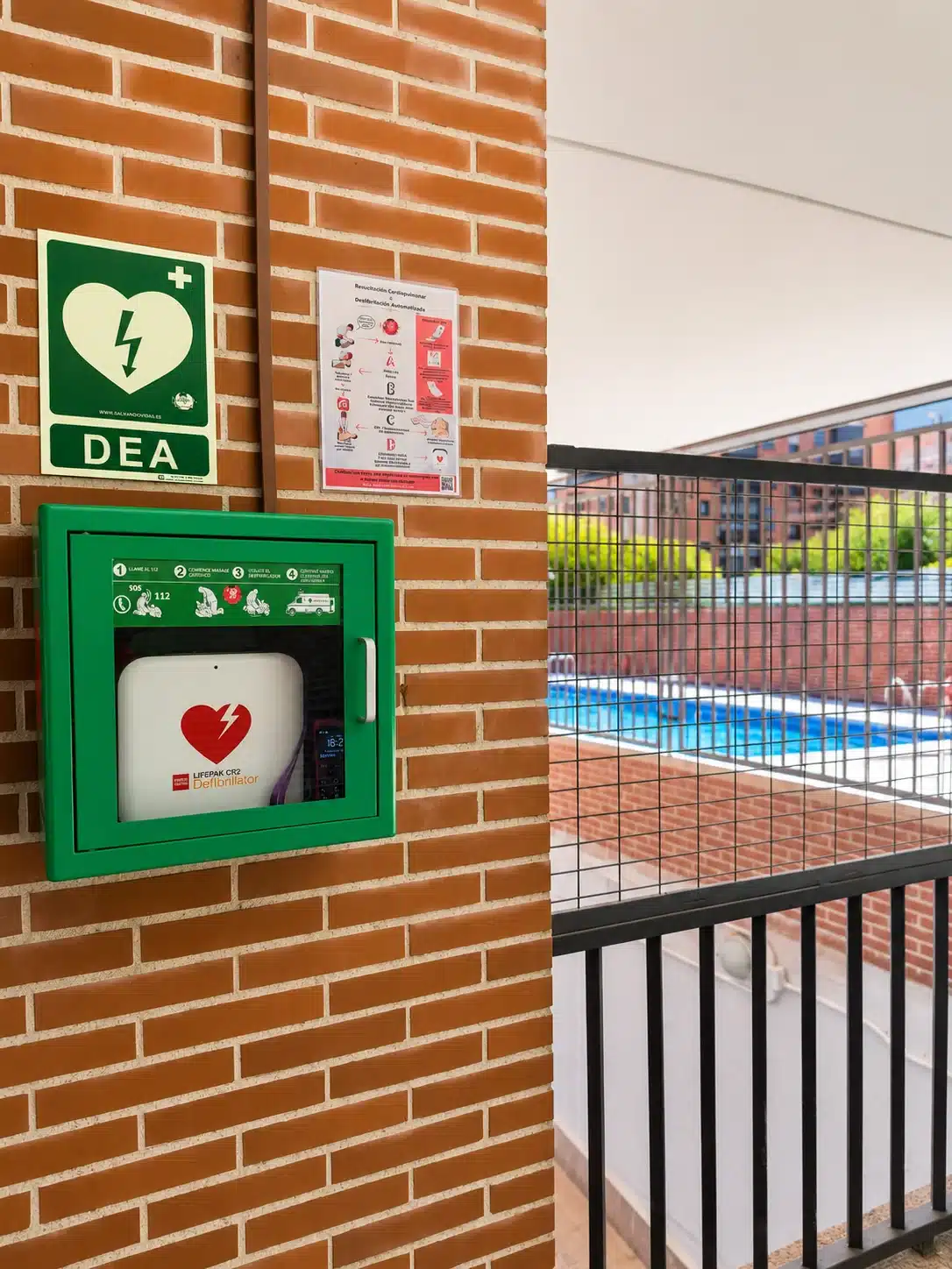 Instalación real de desfibrilador DEA realizada por Salvando Vidas