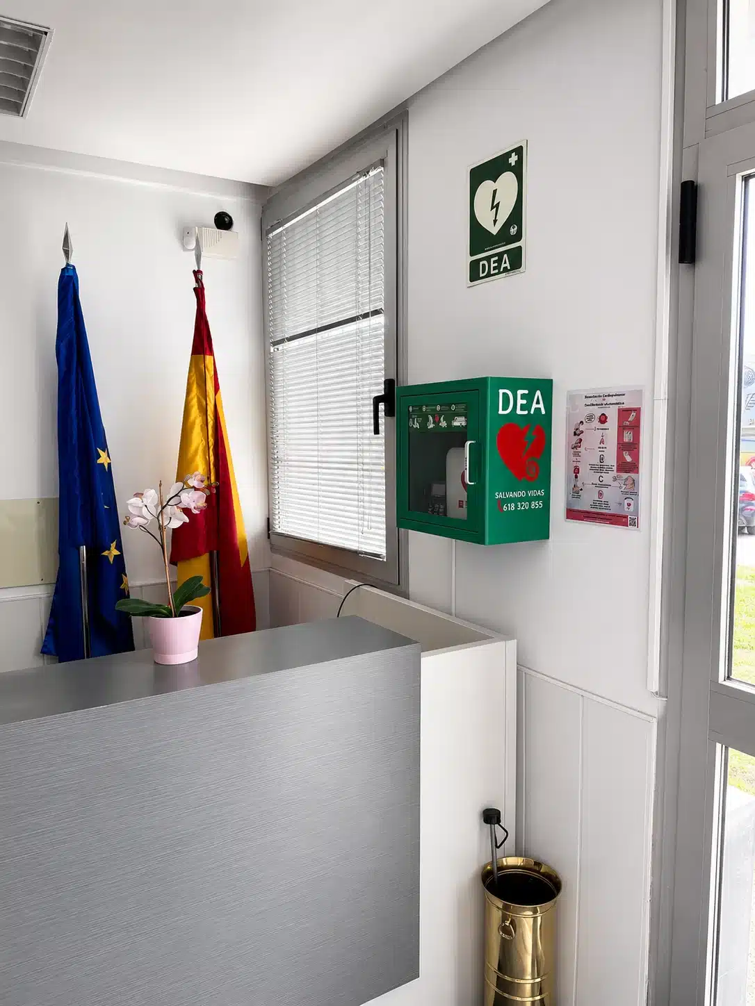 Instalación de desfibrilador DESA en una empresa en España