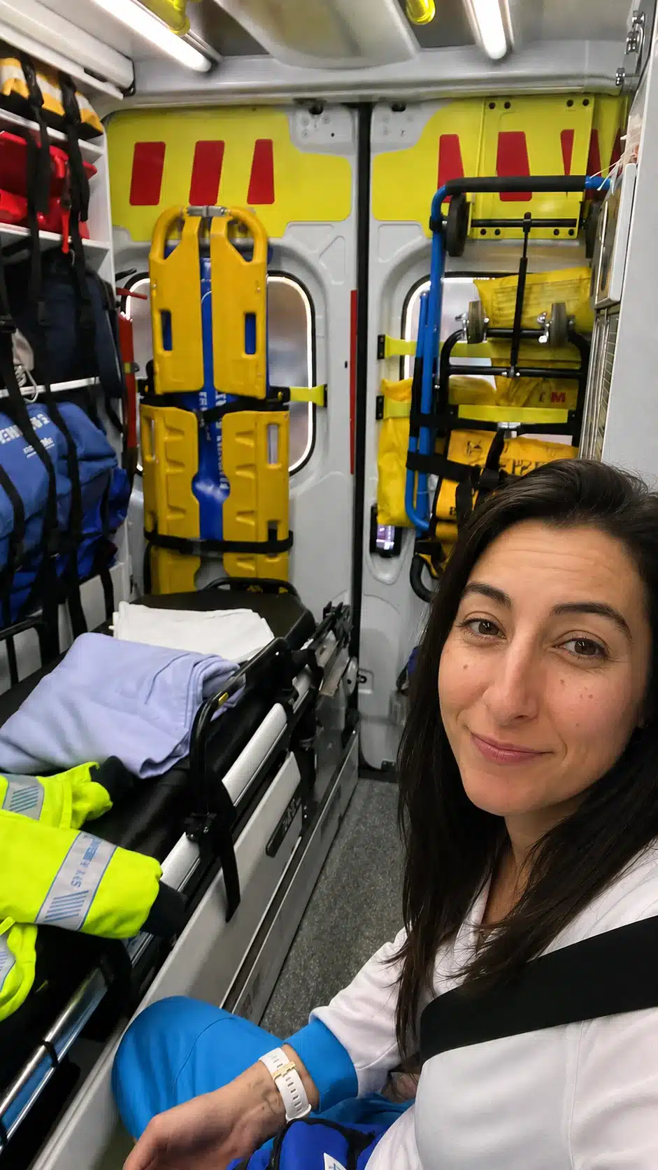 Profesional sanitario de Salvando Vidas durante una formación de RCP y DEA