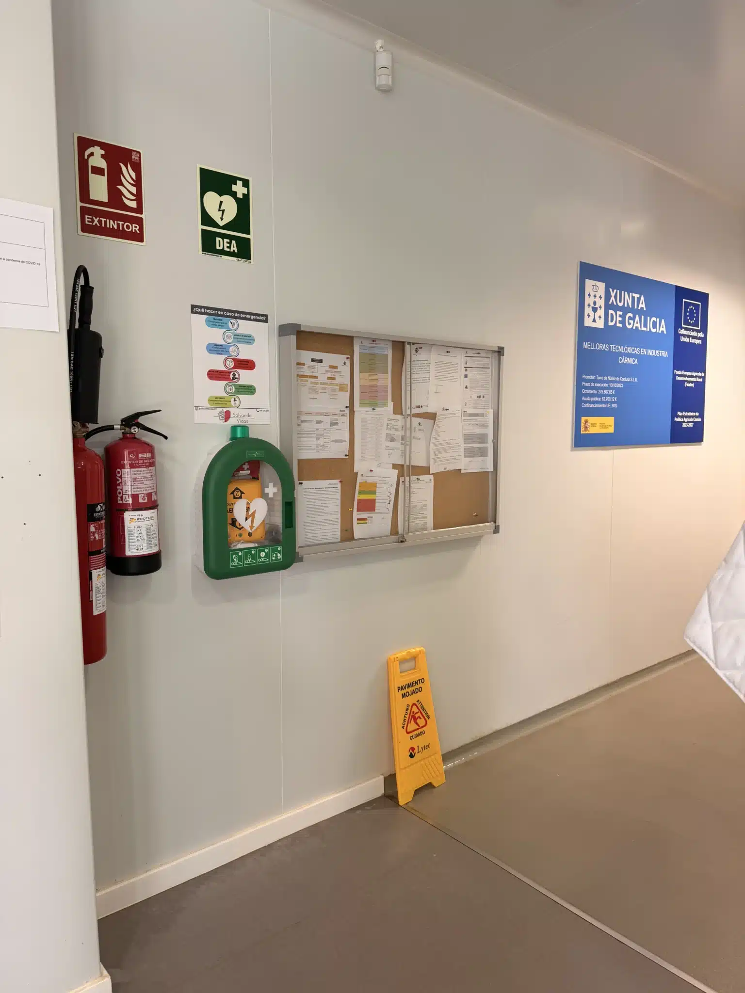 Instalación real de desfibrilador DEA para empresa realizada por Salvando Vidas