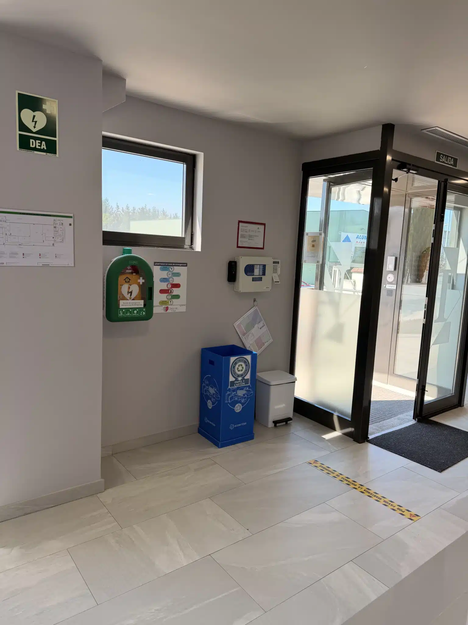 Desfibrilador DEA instalado y señalizado en una empresa