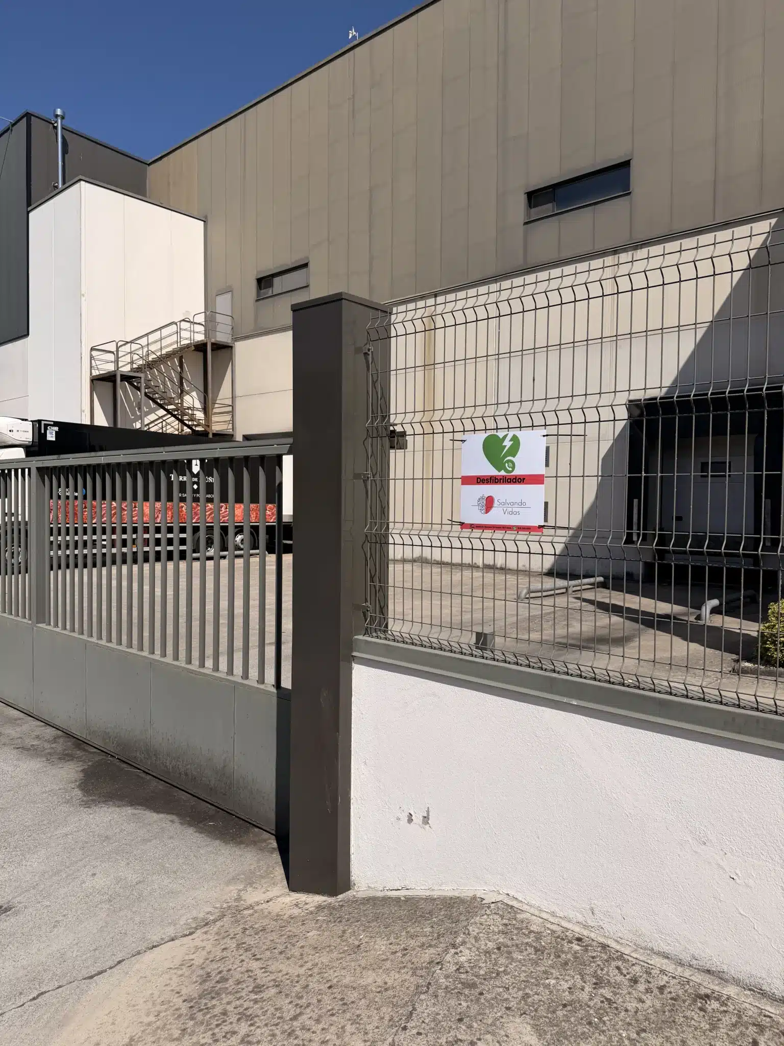 Proceso de instalación de desfibrilador DEA en empresa